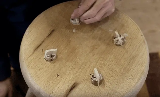 Step 5b joining and fixing of the seat Step 5b joining and fixing of the seat