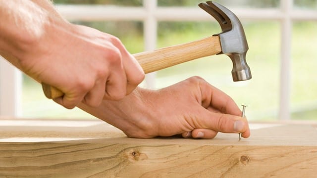 how to use a claw hammer