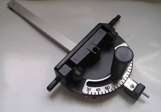 How to Properly Use a Miter Gauge