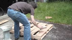 How To Take Apart A Wood Pallet 1
