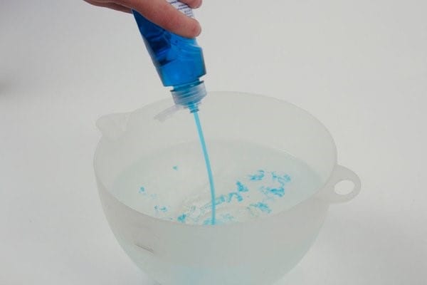 Use A Liquid Dishwashing Soap And Water 1
