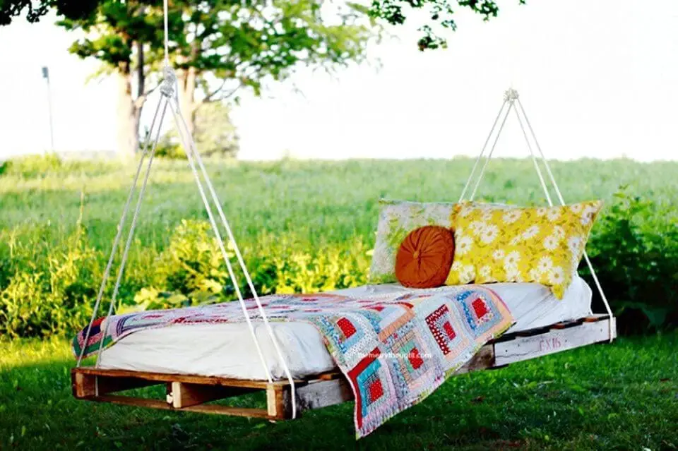 Outdoor Pallet Swing Bed
