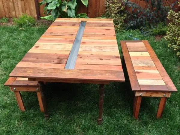 Picnic Table Design With A Planter In The Middle