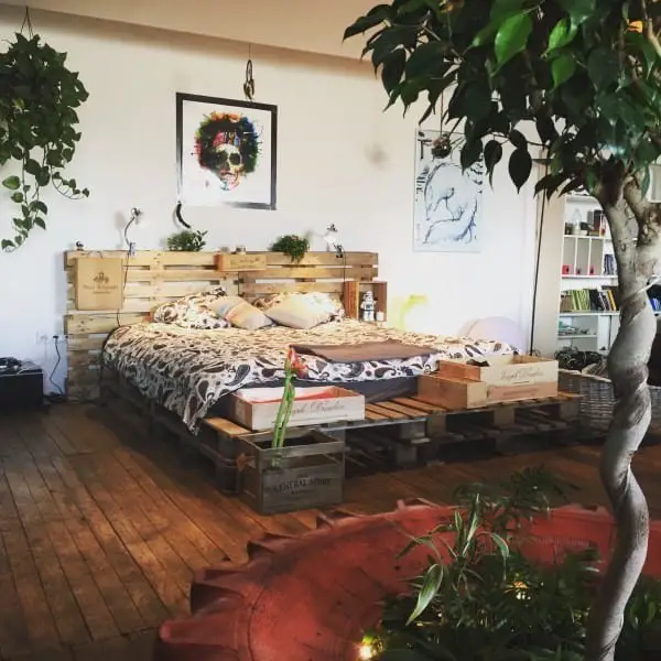 A Boho –Chic Atmosphere Integrating A Pallet Bed Frame And Greenery