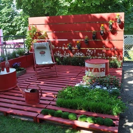 Adorable Pallet Garden Deck