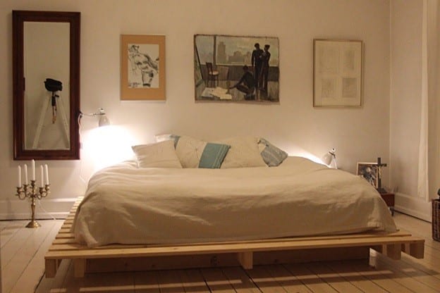 Bedroom Design With Wall Art And Pallet Bed