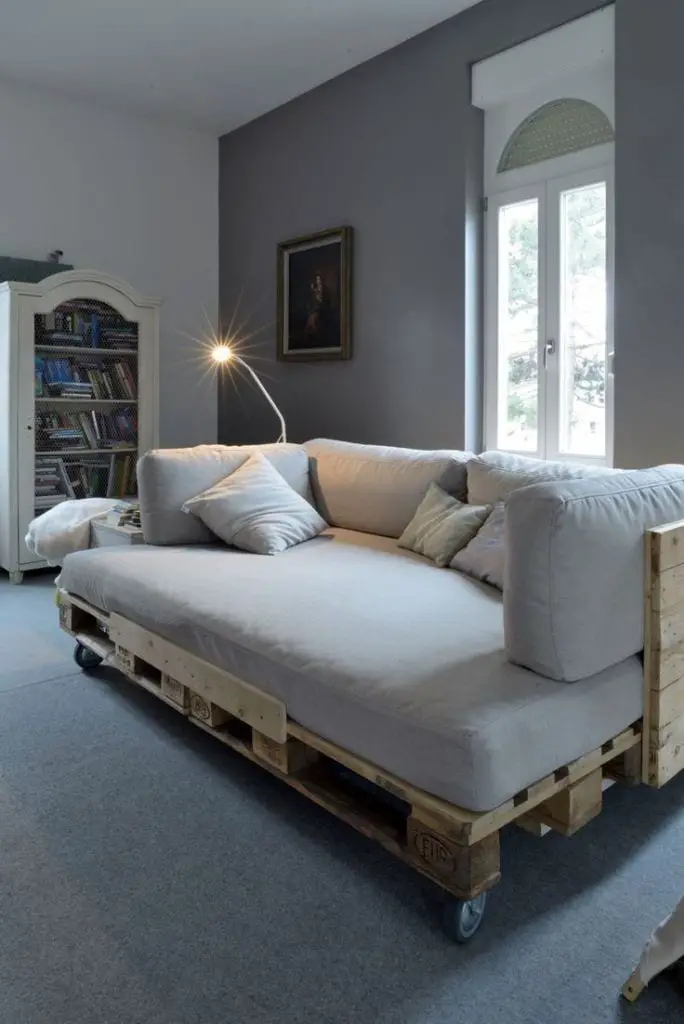 Cozy Pallet Day Bed Design