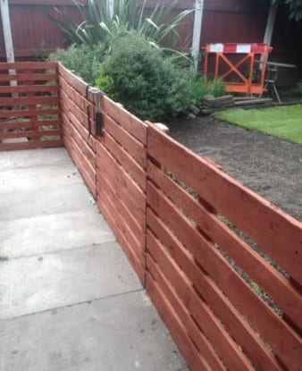 Easy Pallet Fence Patio Surround