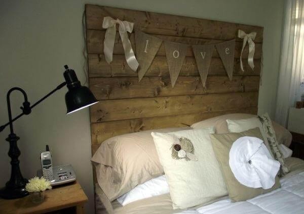 Festive Pallet Headboard Design