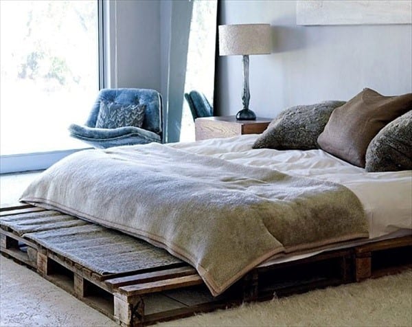 Fluffy Design With Wood Pallet Bed