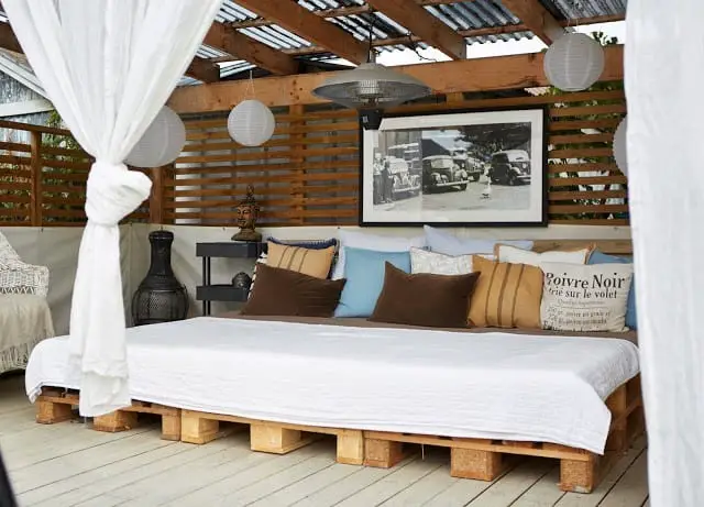 Outdoor Day Bed Design With Wooden Pallets