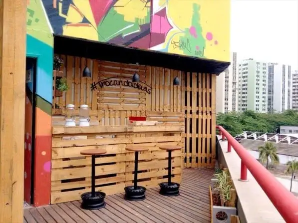 Outdoor Pallet Bar Design With Stools