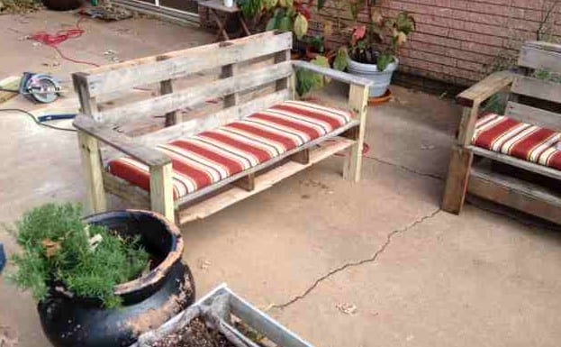 Outdoor Pallet Bench