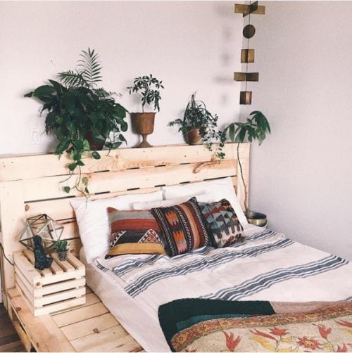 Pallet Bed With Natural Hues