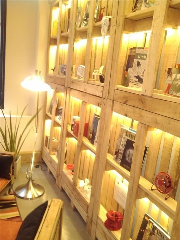 Pallet Diy Lighted Bookshelf