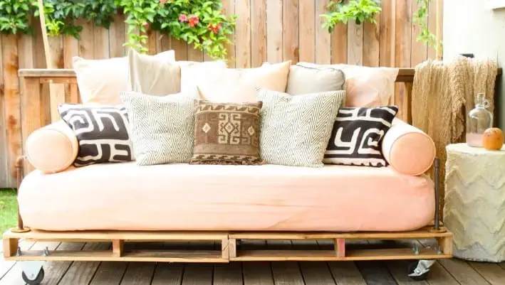 Pallet Day Bed By Pretty Prudent