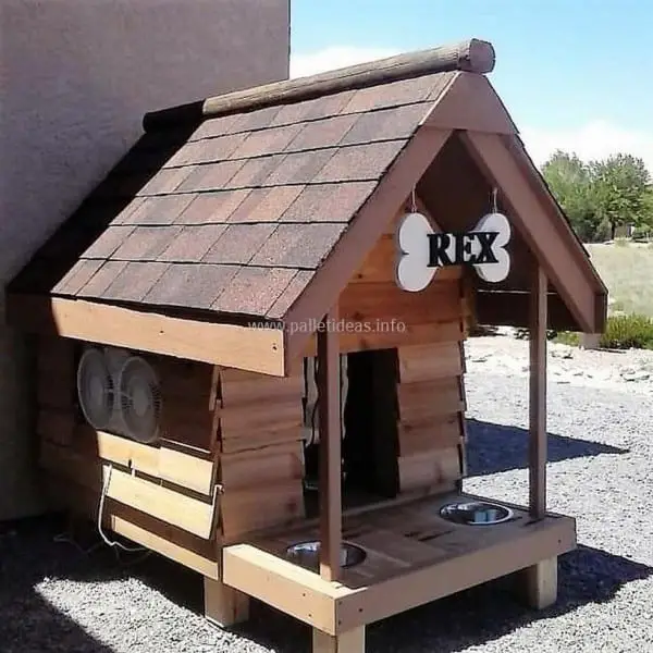 Pallet Dog Outhouse