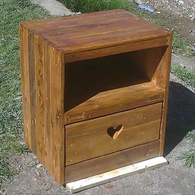 Pallet Nightstand With Cute Cutout