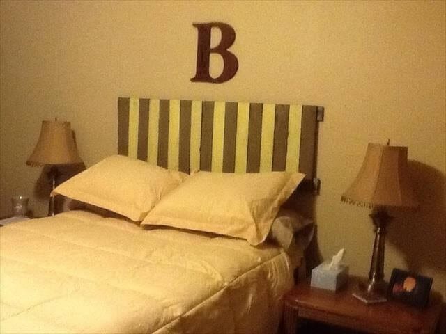 Pallet Wood Headboard For Boy’s Room