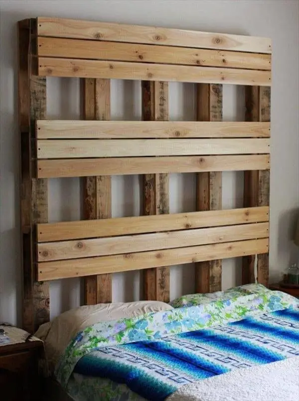 Unique Pallet Wood Headboard Design