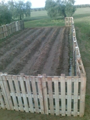 Very Easy Pallet Fence For A Garden